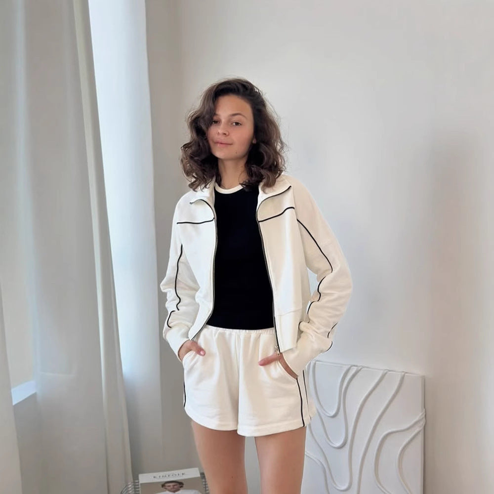 Kvinders sporty sæt lavet af blødt bomuldsstof med cropped top og shorts Skovae