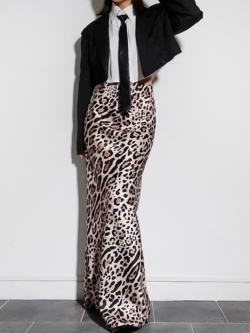 Dame Maxikjole med elegant leopardmønster og svingende kant Stilla