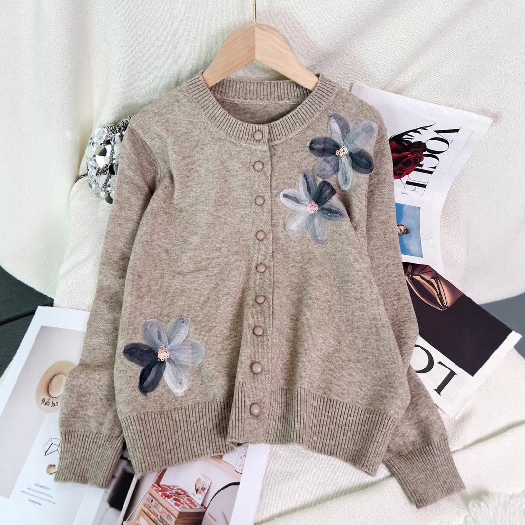 Dame cardigan med blomsterdesign og knaplukning Stilla