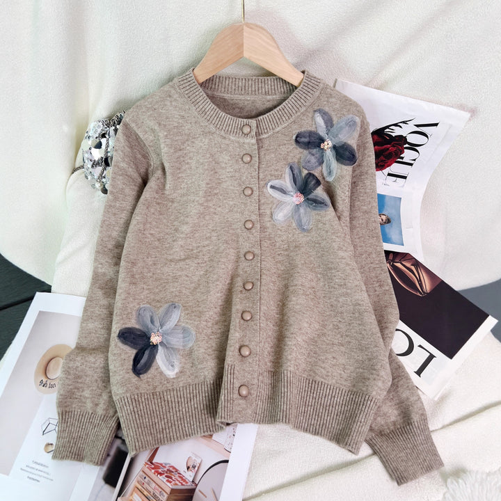 Dame cardigan med blomsterdesign og knaplukning Stilla