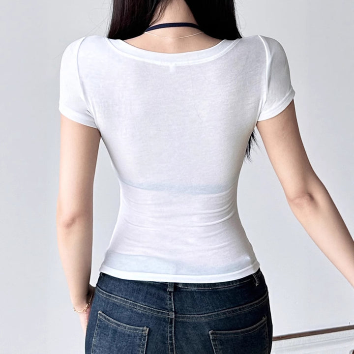 Dame kortærmet bluse med trendy Henley-design og praktisk brystlomme Skovae