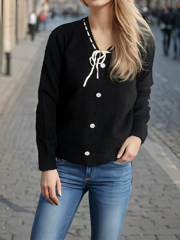 Dame cardigan med dekorative knapper og snor