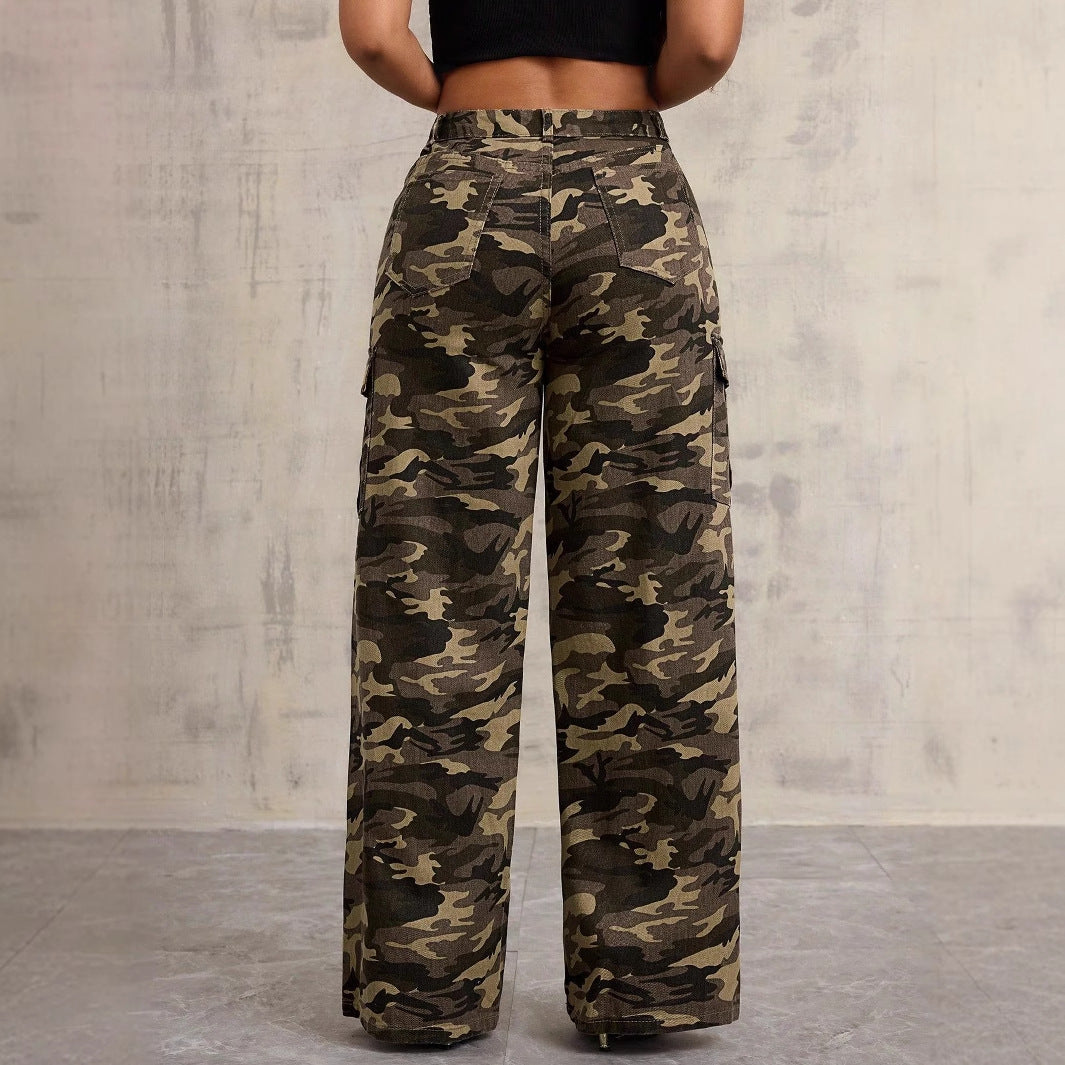 Kvinders cargo bukser i et afslappet camouflage design med sidelommer og brede ben Stilla
