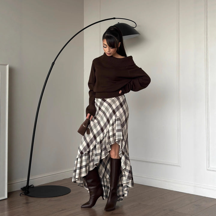 Kvindernes fashionable omslagsnederdel med flæset kant og elegant mønstring Stilla