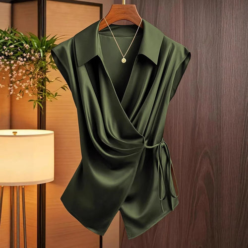 Damebluse med elegant indpakningsudseende og flydende satin fald Skovae