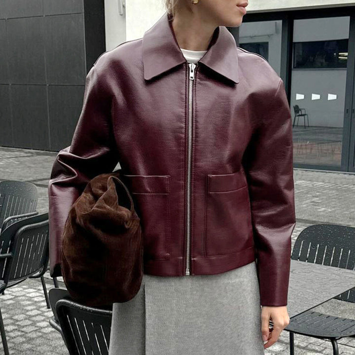 Dame kunstlæderjakke i moderne biker-stil med bred krave og praktiske lommer Stilla