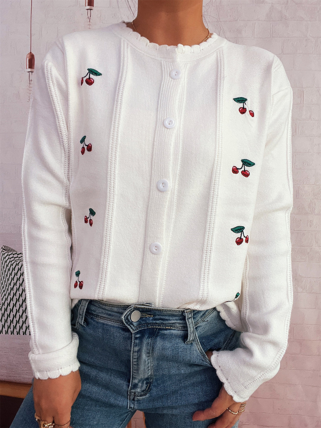 Dame legende cardigan med kirsebærmotif og flæsekrave Stilla
