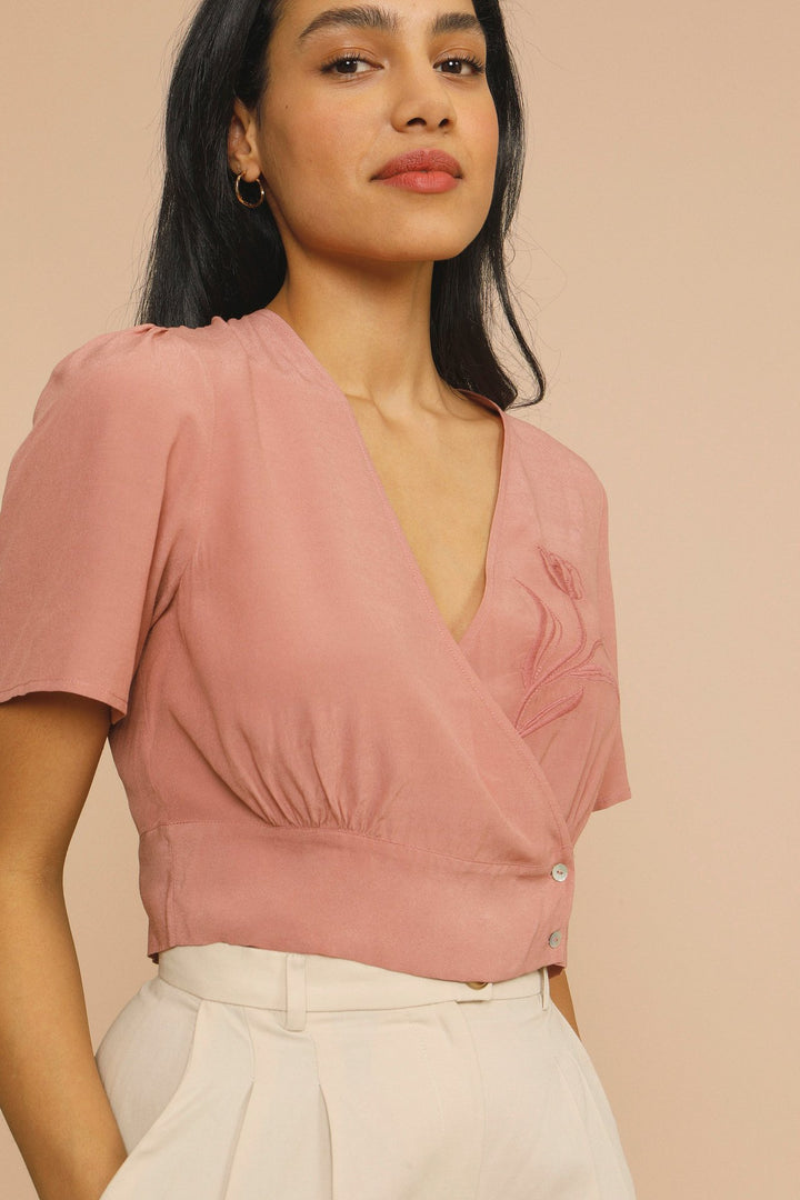 Dame Wrap-bluse med fin broderi Stilla