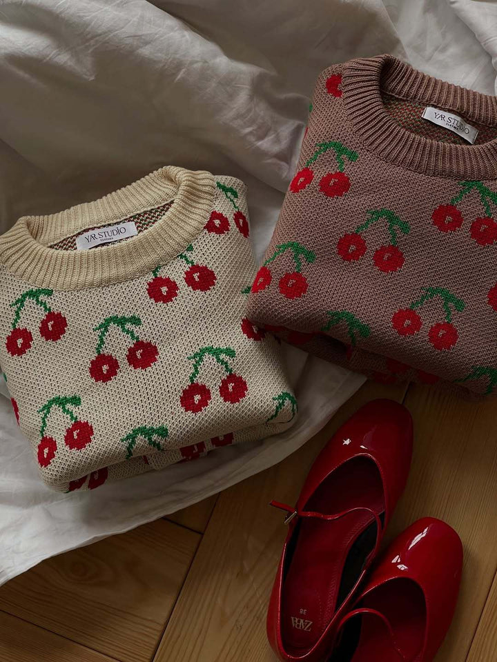 Damekomfortabel sweater med kirsebærmønster og let struktur Stilla
