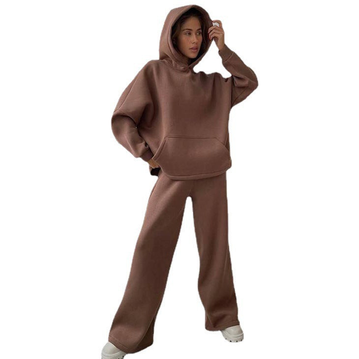 Kvinders afslappede hoodie og joggers look Skovae