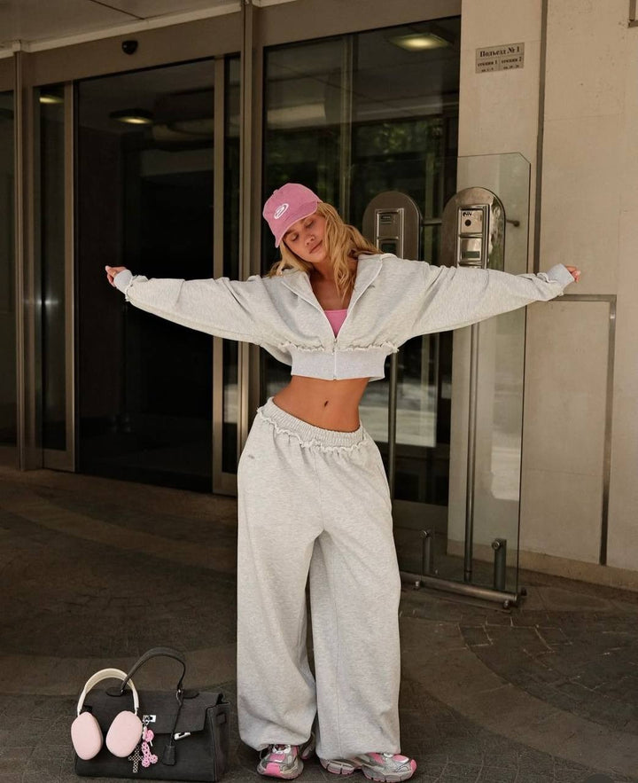 Kvinders cropped tracksuit med en afslappet pasform og vidde bukser Skovae