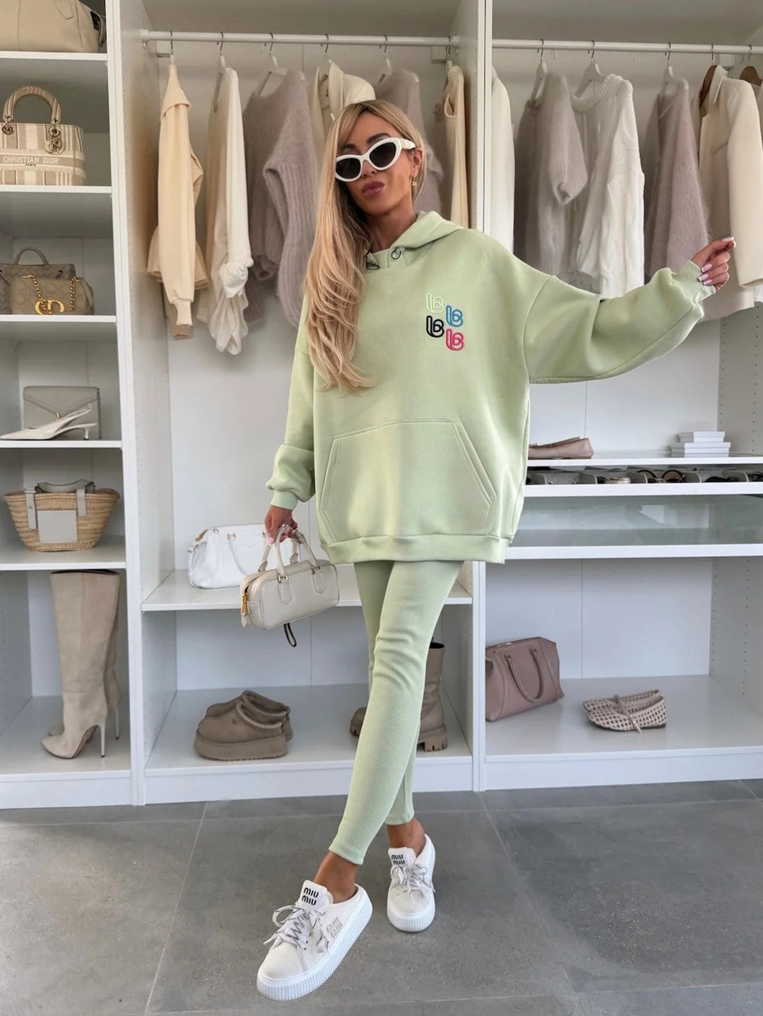 Kvinders Oversized Hoodie med Farverigt Logo og Behagelige Leggings Skovae