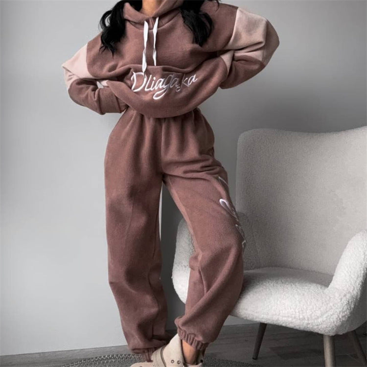 Kvindernes komfortable fleece træningsdragt med elegant skrift Skovae
