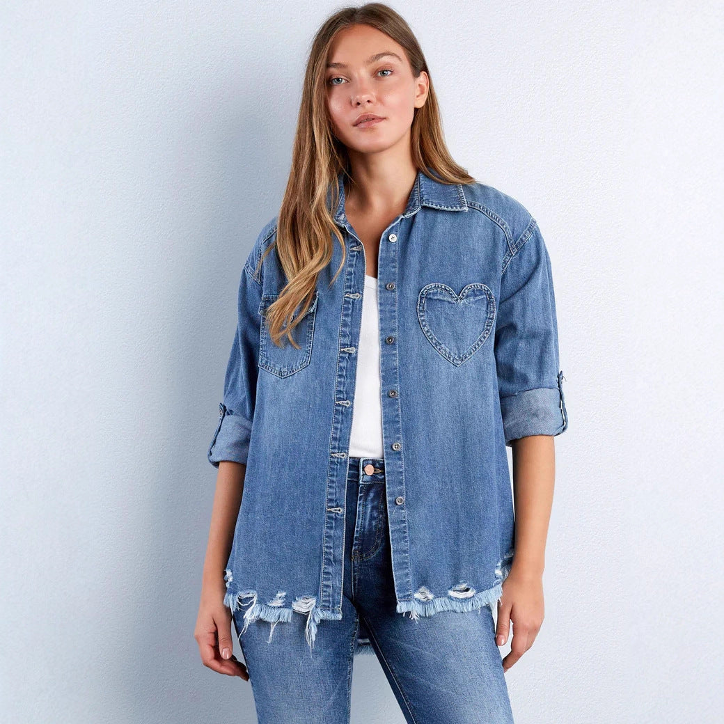 Dame denim-bluse med hjerte-applikation og frynset kant Skovae