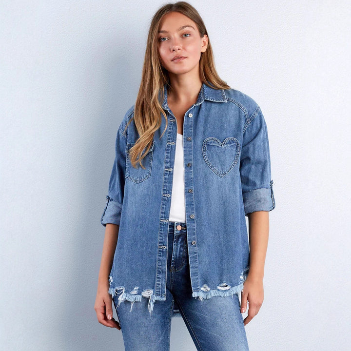 Dame denim-bluse med hjerte-applikation og frynset kant Skovae