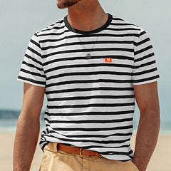 Herrer nan afslappet stribet bomulds-jersey T-shirt med rund hals og diskret logo-patch Skovae