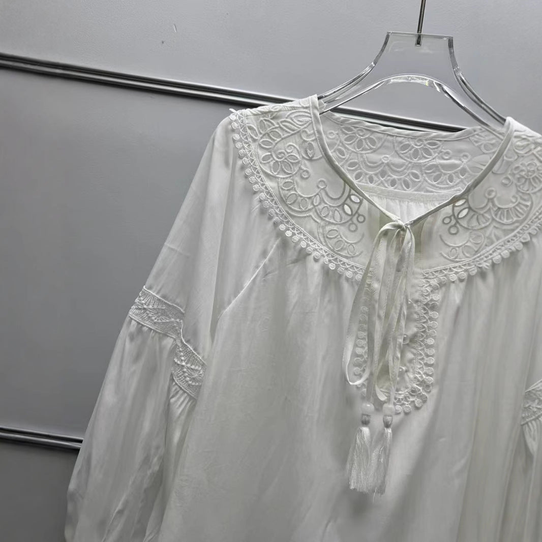 Dame luftig bluse med dekorativ broderet halslinje og rynkede afslutninger Stilla
