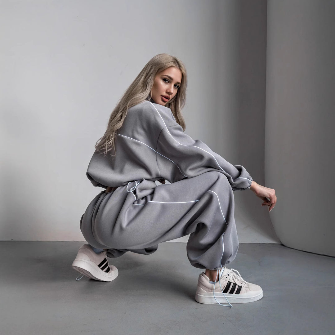 Kvindernes sporty hoodie lavet af blødt fleece med høj krave og elastisk talje Skovae