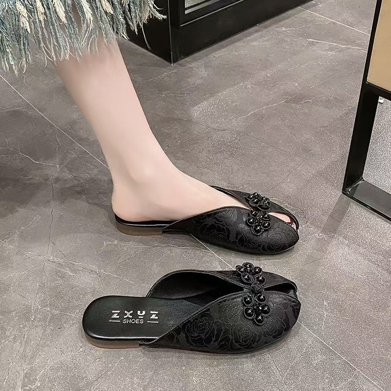 Dame elegante mules med moderigtigt ruffledesign og romantiske perleaccents Stilla