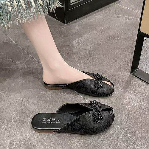 Dame elegante mules med moderigtigt ruffledesign og romantiske perleaccents Stilla
