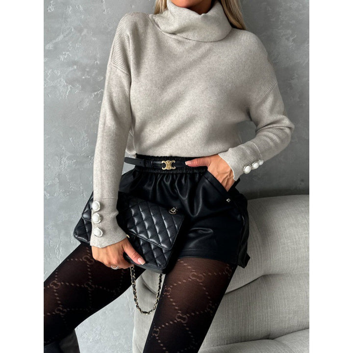 Dame rullekravepullover med dekorative knapper og bred pasform Stilla