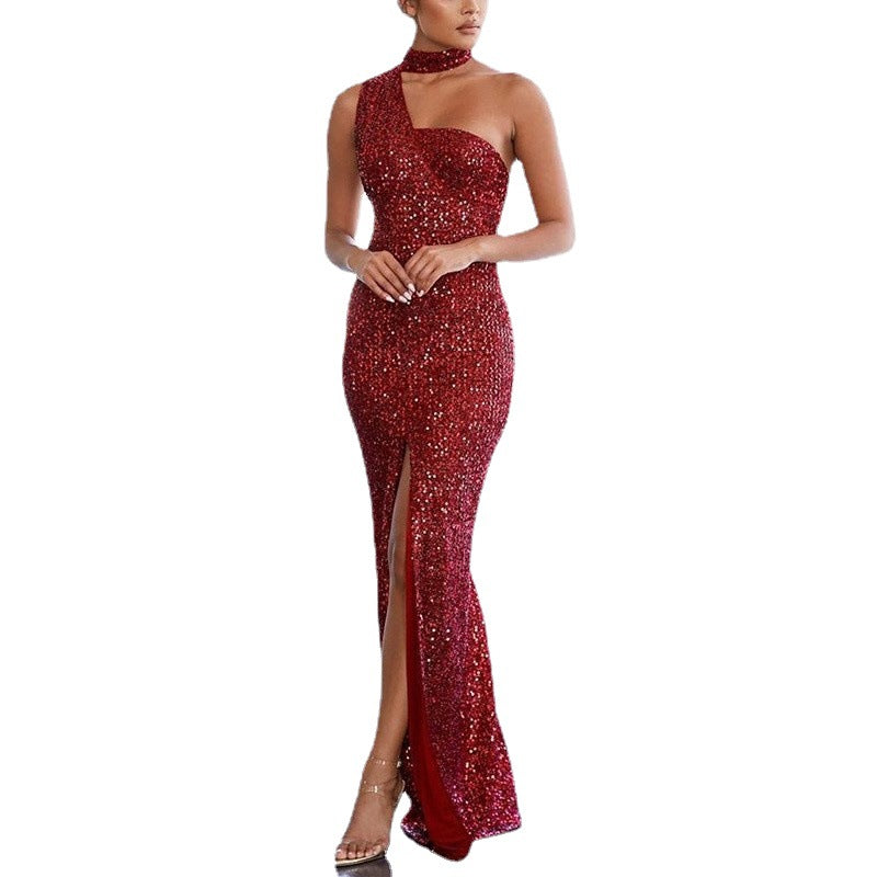 Kvindernes glamourøse aftenkjole med asymmetrisk design og funklende perler