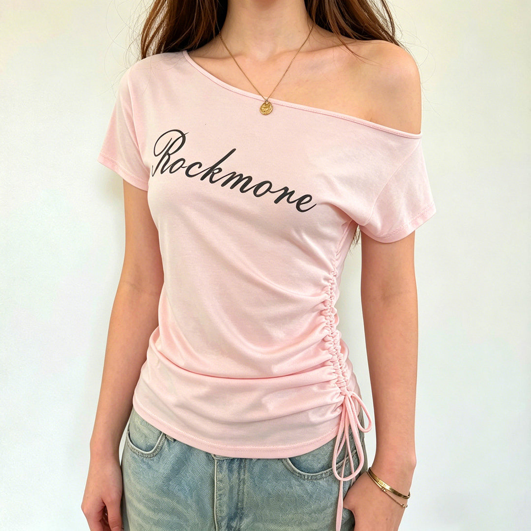 Dame Off-Shoulder T-Shirt med rynker og moderne skrift Skovae