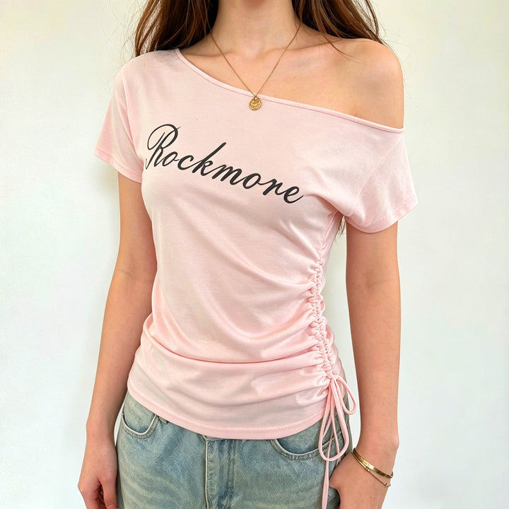 Dame Off-Shoulder T-Shirt med rynker og moderne skrift Skovae