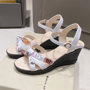 Dame wedge-sandaler med fasionabel remdesign og polstret fodseng Stilla