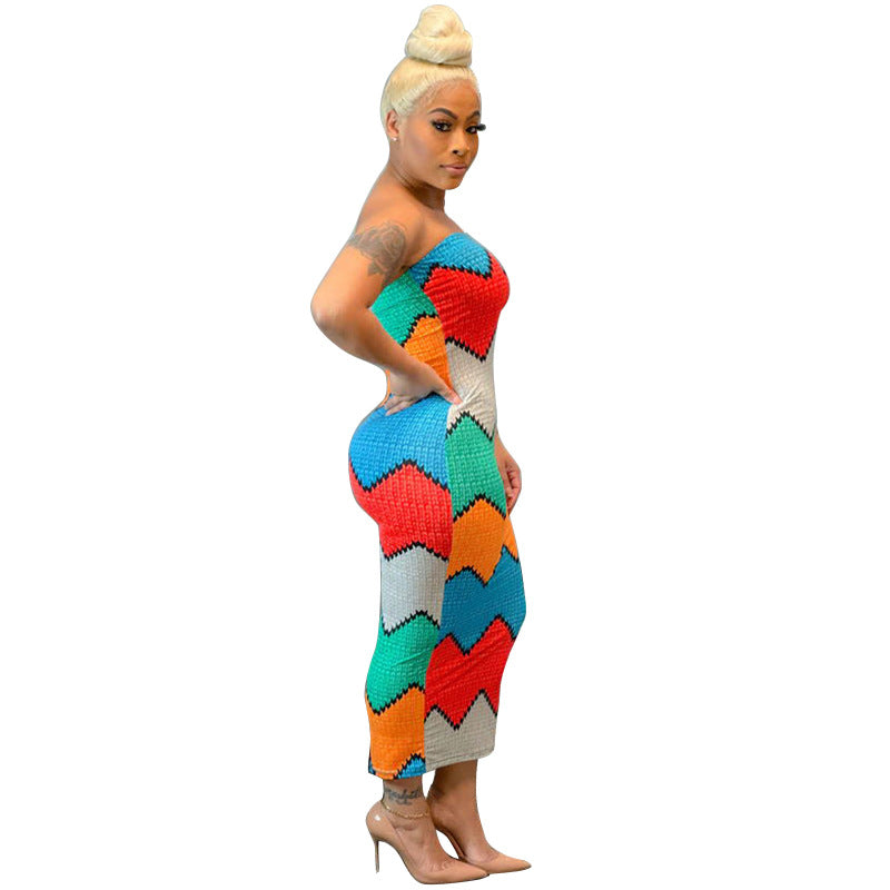 Dame figursyet omslagskjole med farverigt bølgemønster og skulderfri design Stilla