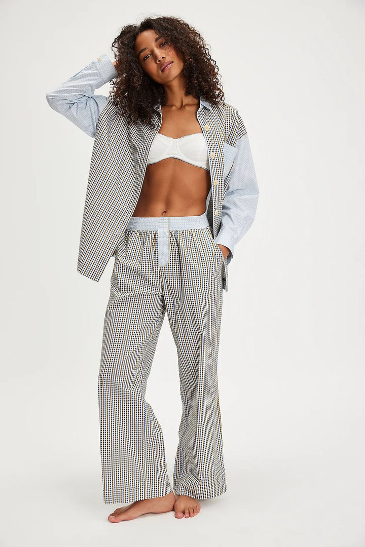 Dame fritids-pyjamasæt med moderne ternet design og løs pasform Stilla