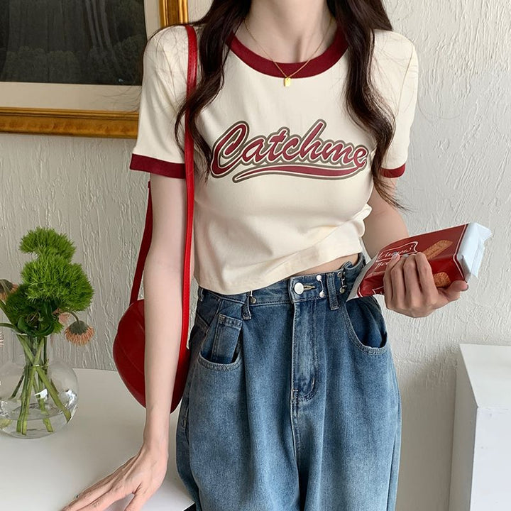 Kvinders afslappede crop top med kontrastærmer og kreativt print Skovae