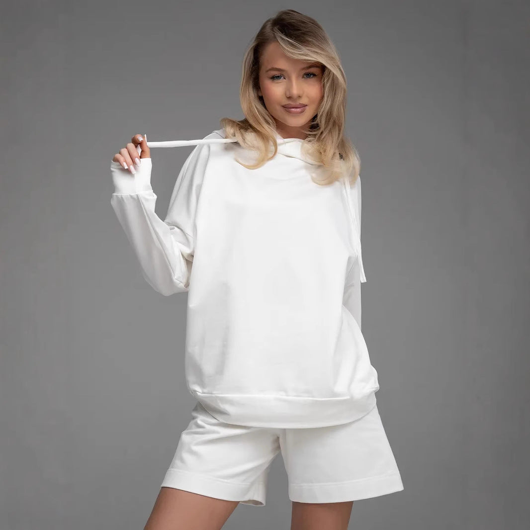 Kvinders komfortable og stilfulde hoodie med casual kängurulomme og shorts sæt Skovae