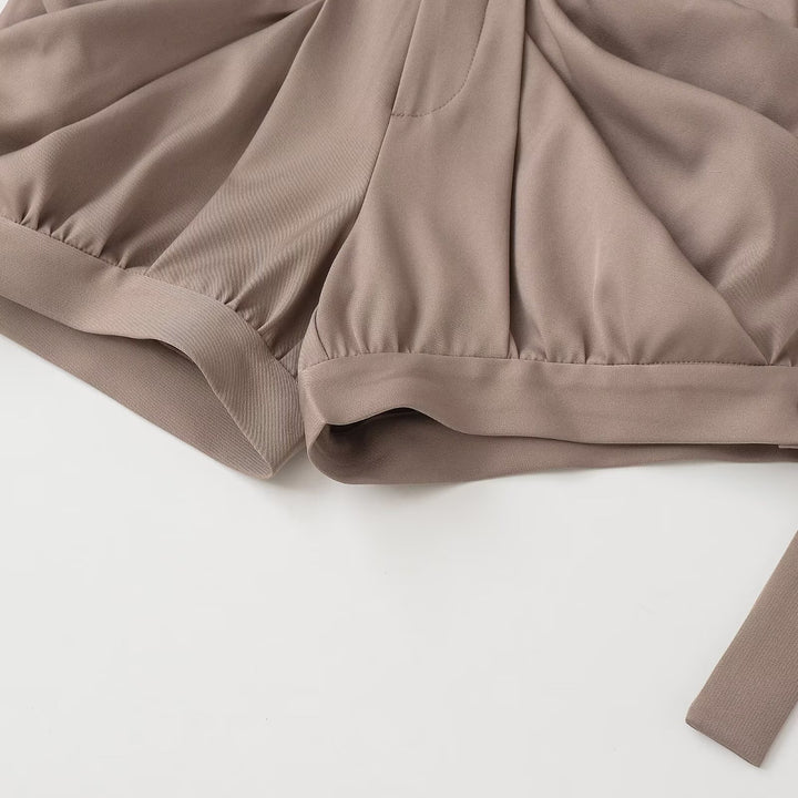 Dame elegante shorts med innovativt plissering og praktiske sidelommer Skovae