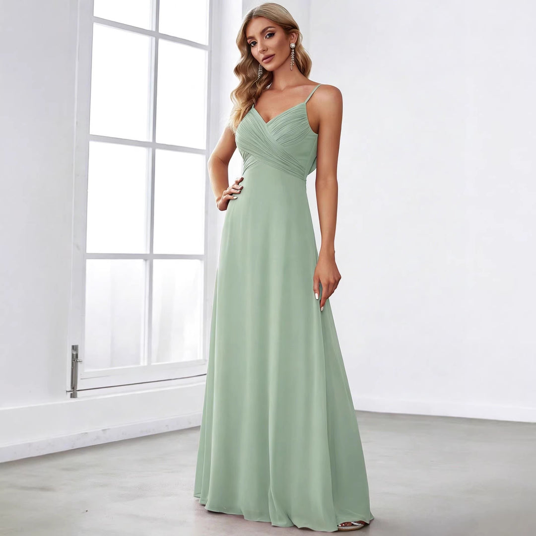 Damer nan flydende chiffon-aftenkjole med krydset drapering, empire-linje og fine spaghetti-stropper Skovae