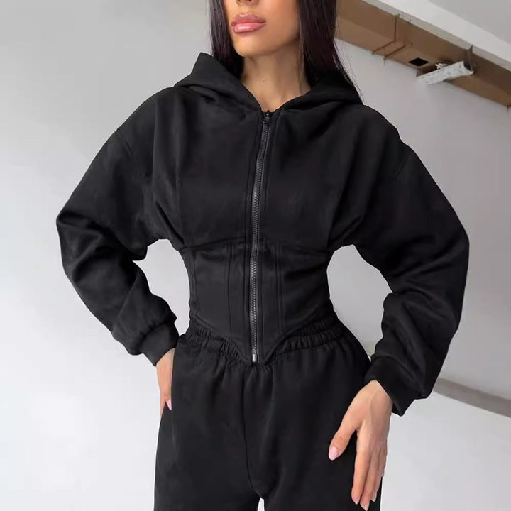 Kvindernes figur-flatterende jumpsuit med skræddersyet design og sporty hætte Skovae