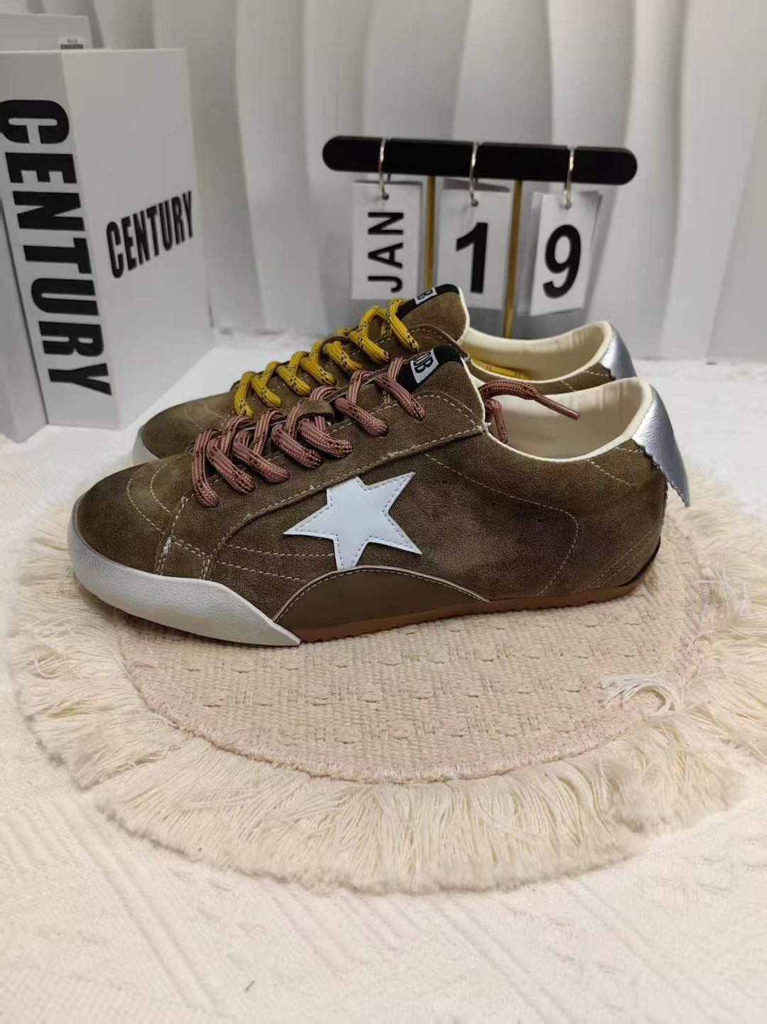 Dame sneakers med blødt ruskind og moderigtige detaljer Stilla