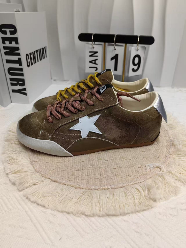 Dame sneakers med blødt ruskind og moderigtige detaljer Stilla
