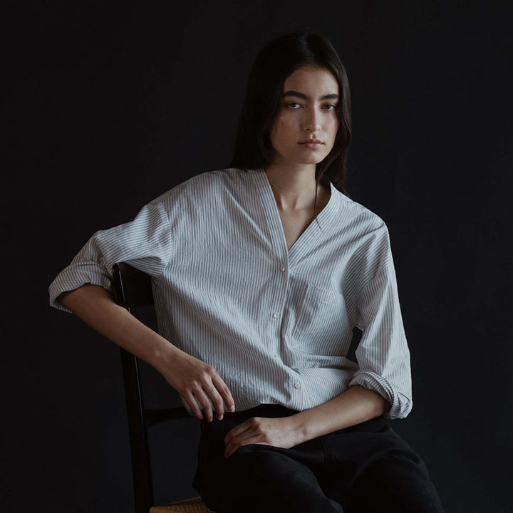 Dame casual stribet bluse med V-hals og dekorative knapper Stilla