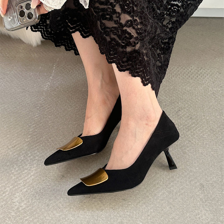 Dame spidse pumps med glamorøs guldaccent og elegant hæl Stilla