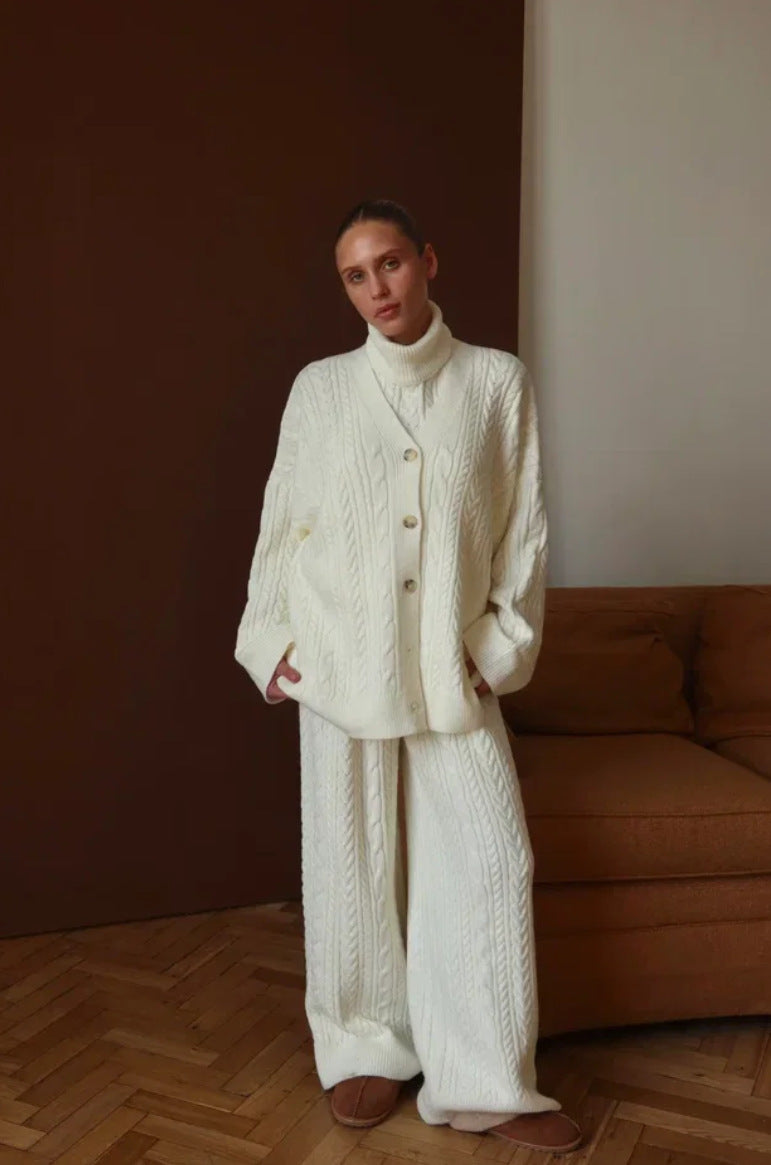 Damernes strikkede loungewear sæt med loose fit og hyggelige detaljer Stilla