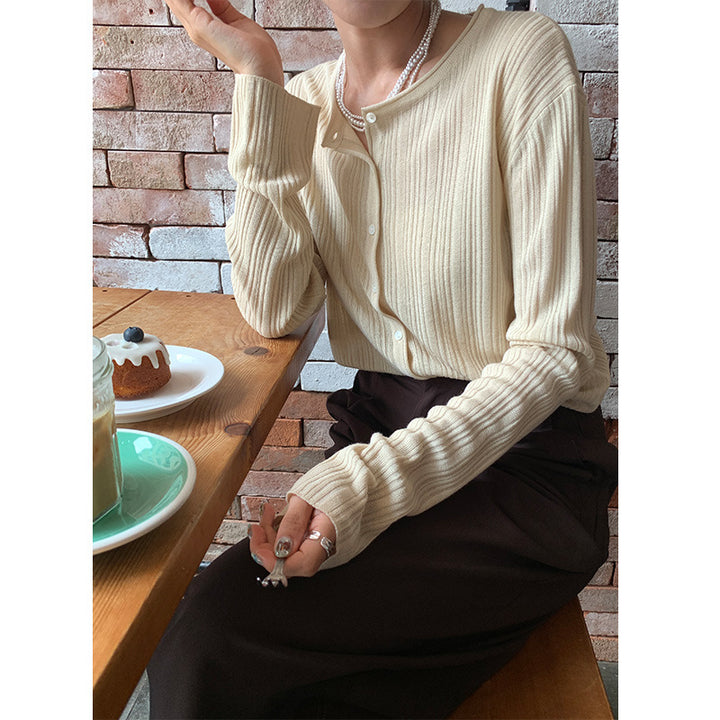 Dame fin strik cardigan med klassisk knaplukning og elegant ribstruktur Stilla