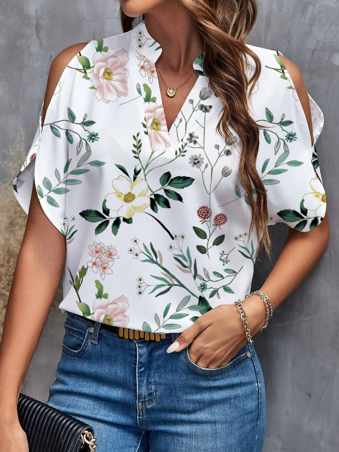 Damebluse med skulderfri detaljer og blomstret mønster Stilla