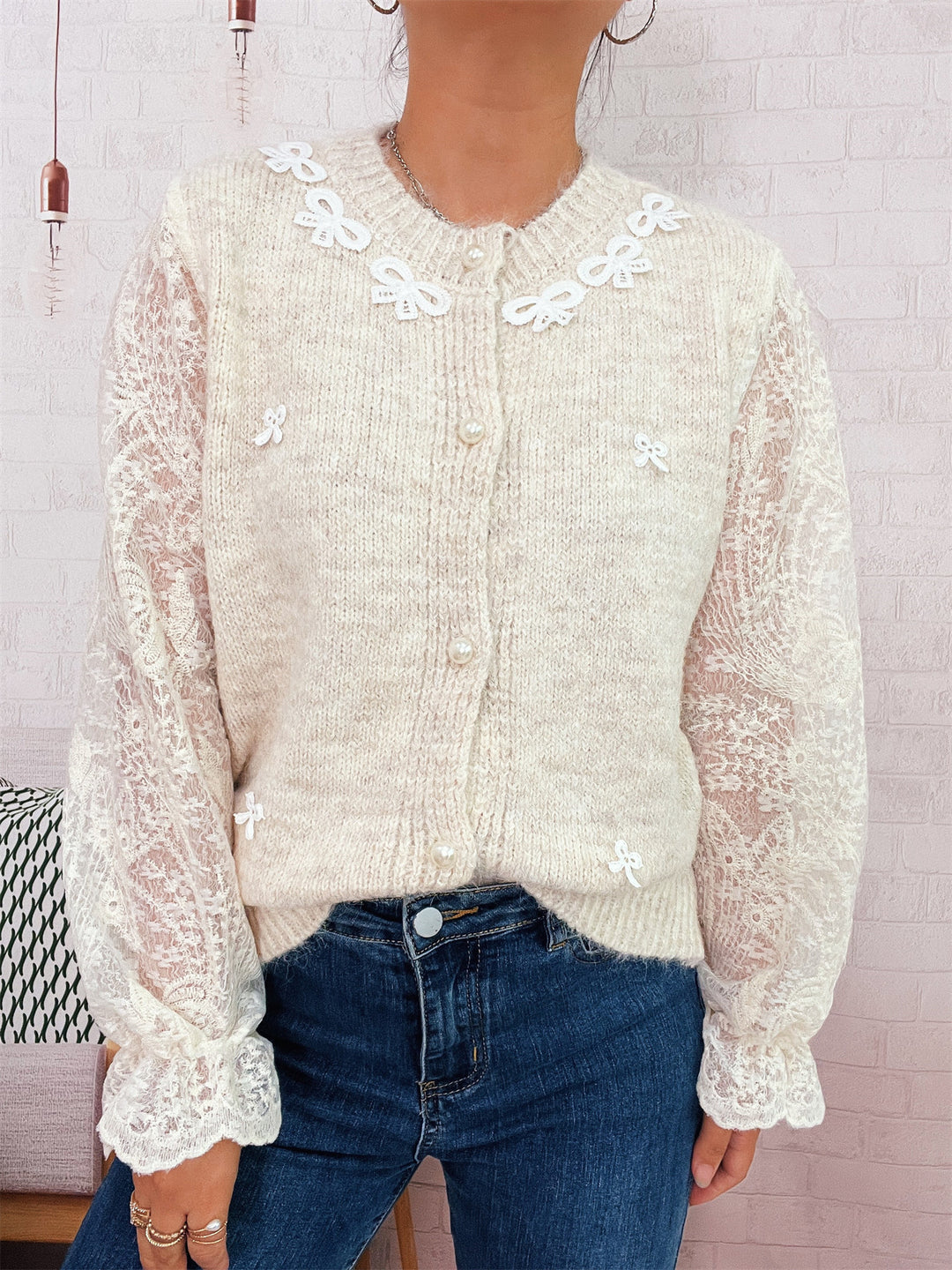 Kvindernes cardigan med elegant lace og perle-beklædte knapper Stilla