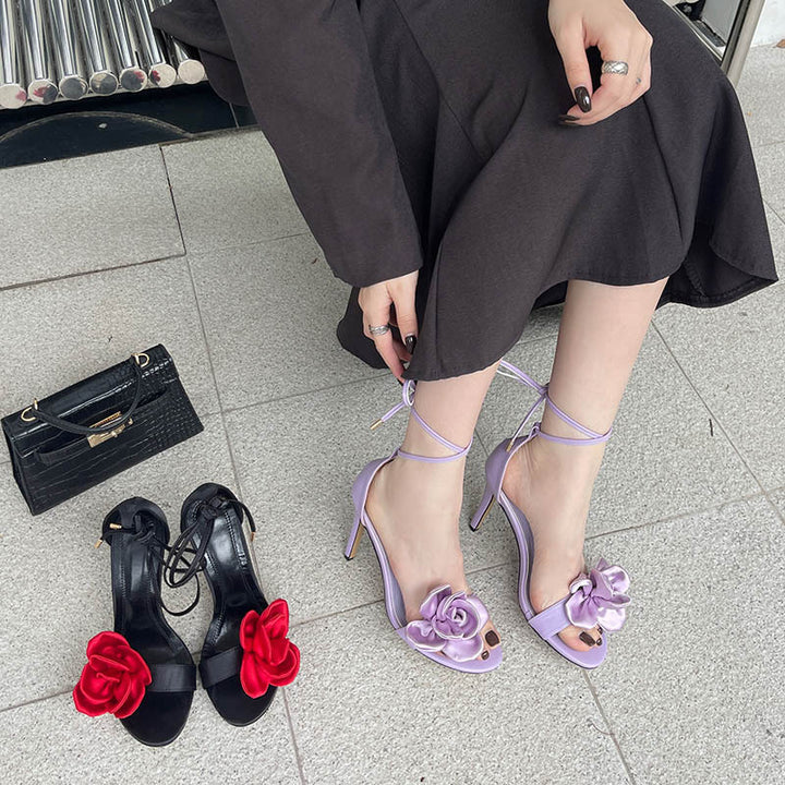 Dame Plateau-Sandaletter med floral applikationsdesign og elegant ankelrem Stilla