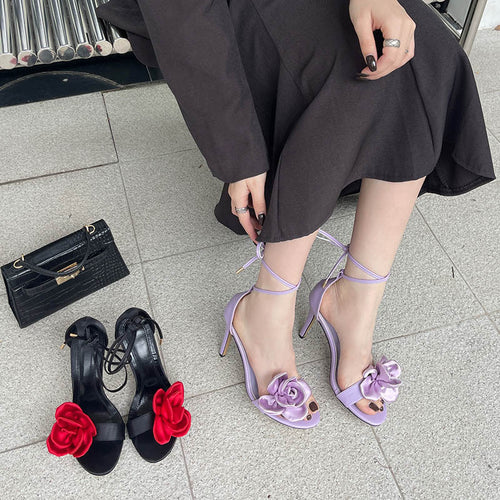 Dame Plateau-Sandaletter med floral applikationsdesign og elegant ankelrem Stilla