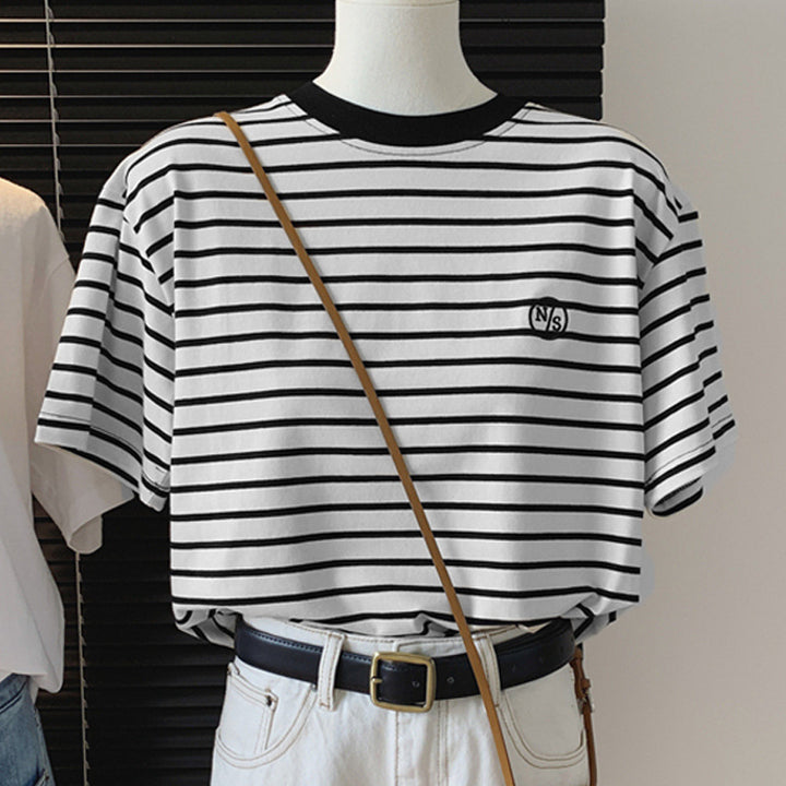 Femme Stripet Casual Korte Ærme T-Shirt med Broderet Detail Stilla