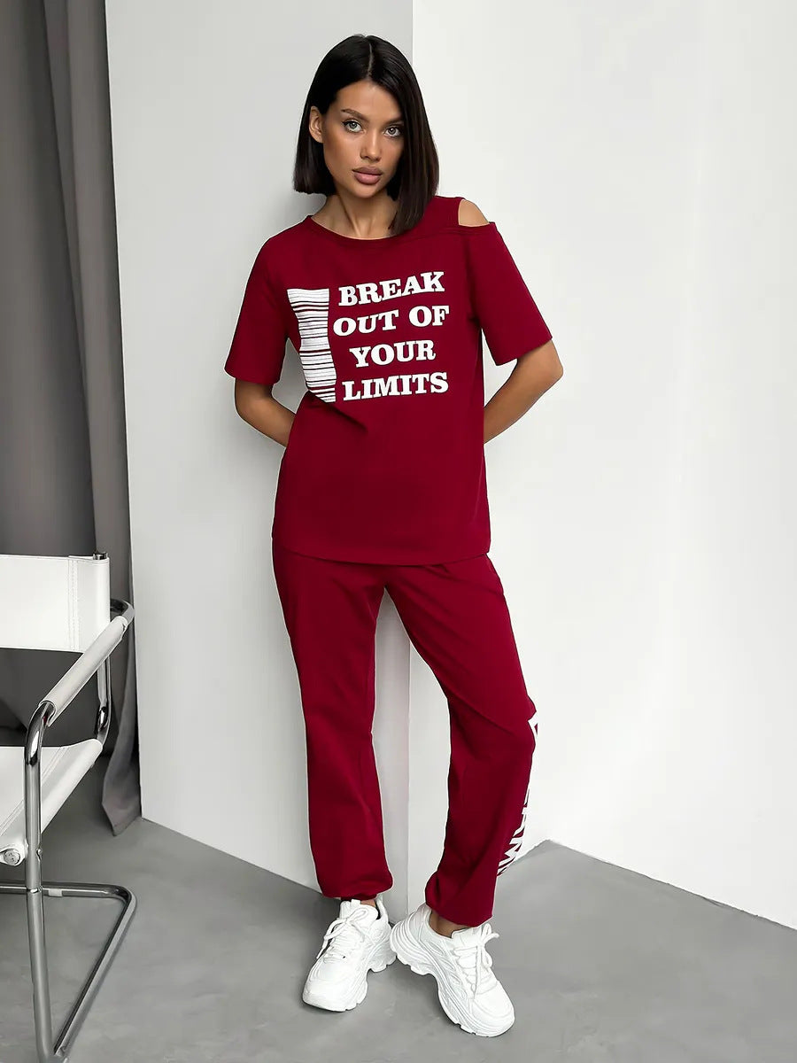 Kvinders sporty loungedragt med stilfulde udskårne ærmer og statementprint Skovae