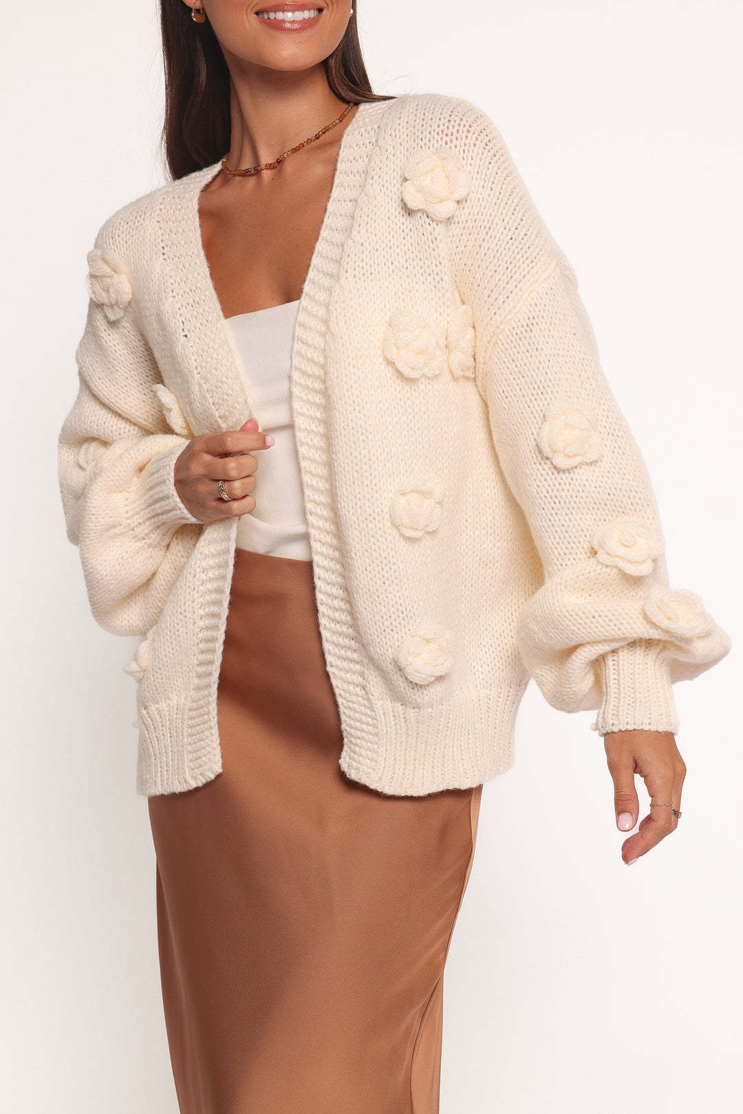 Kvinders cardigan med blomsterdesign og voluminøse ærmer Stilla