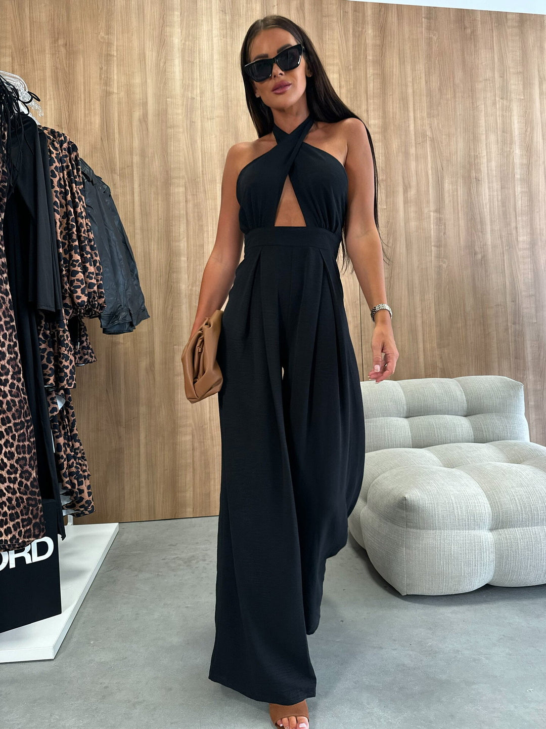 Dame Elegant jumpsuit med dyb V-udskæring og bredt skårne ben Stilla